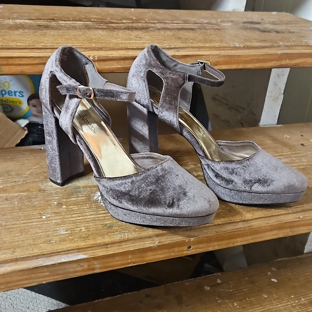 Hot Tomato Chunky Brown Crush Velvet Pumps